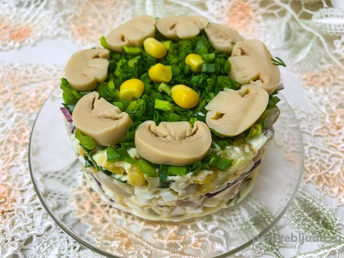 праздничный салат с маринованными шампиньонами кукурузой и яйцом