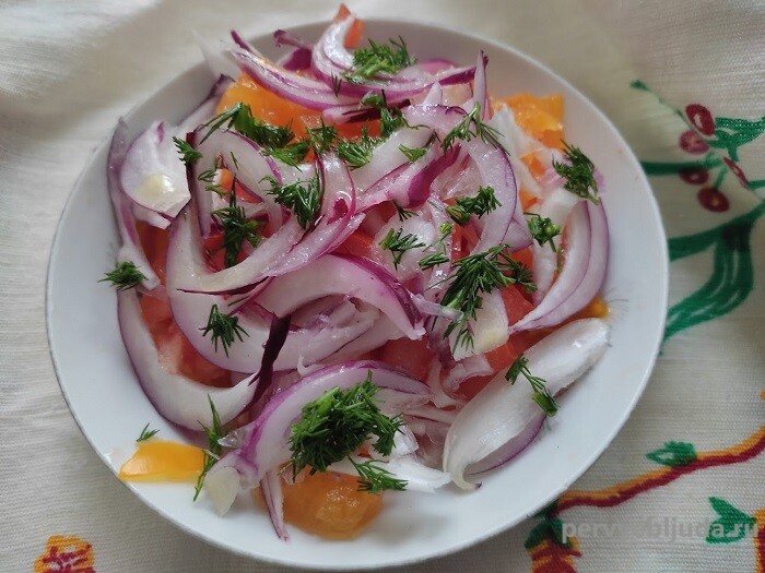 салат с ялтинским луком