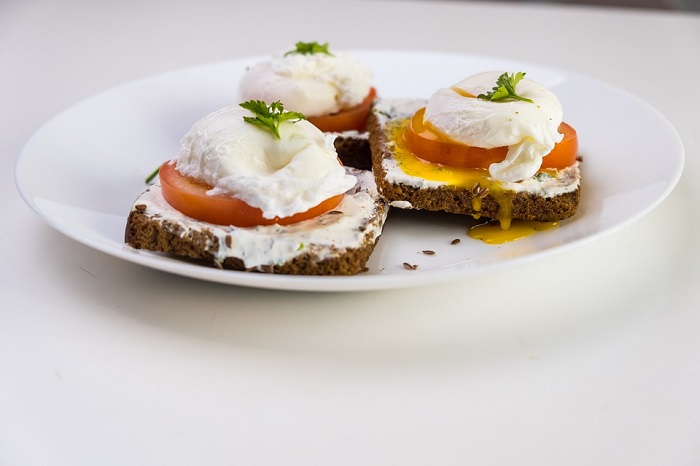 Бутерброд с яйцом пашот — 2 варианта простого завтрака