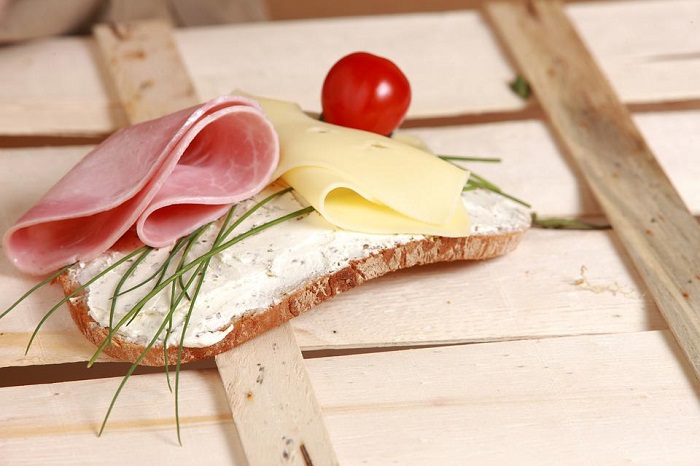 бутерброд с творожным сыром и зеленым луком
