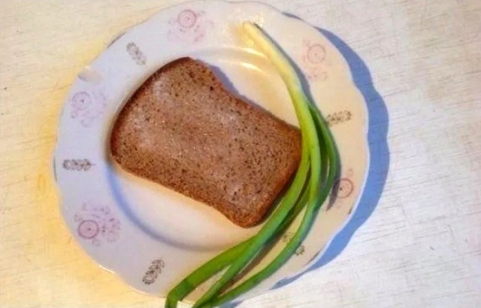 бутерброд с зеленым луком и солью