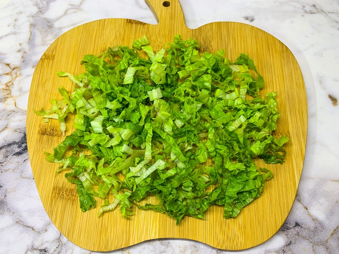 нарезаем листья салата
