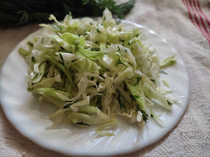 Салат из молодой капусты с укропом и уксусом — просто и быстро!
