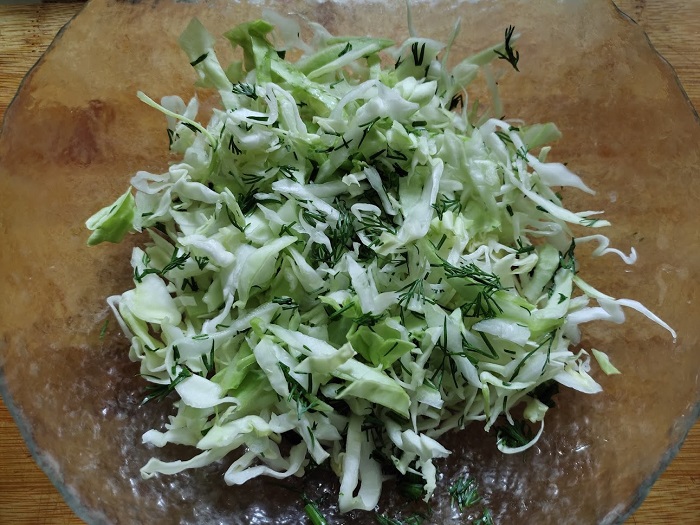 добавляем укроп в салат