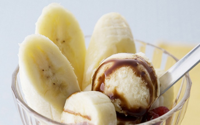 десерт из мороженого и банана