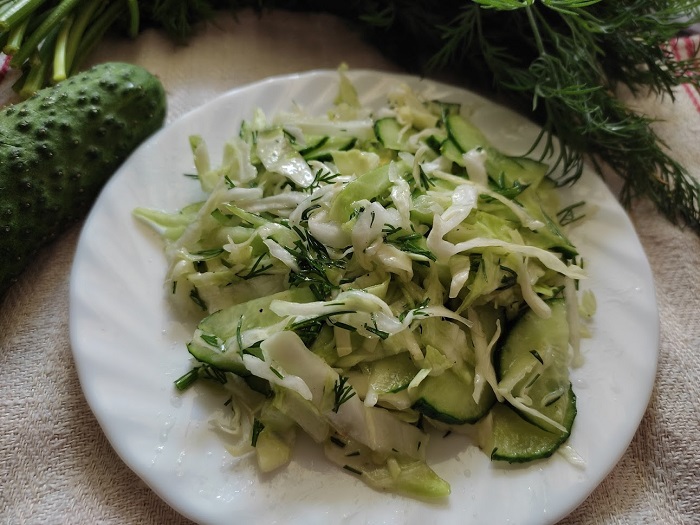 Салат из молодой капусты с огурцом — сочный и вкусный