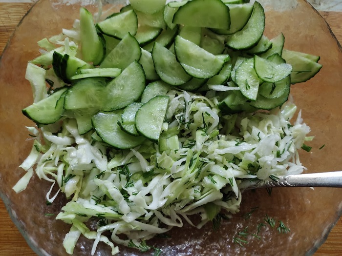 добавляем огурцы в салат