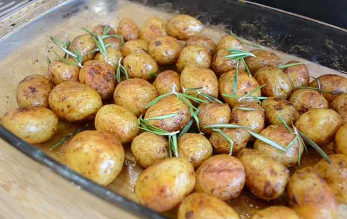 молодой картофель запеченный в духовке с розмарином