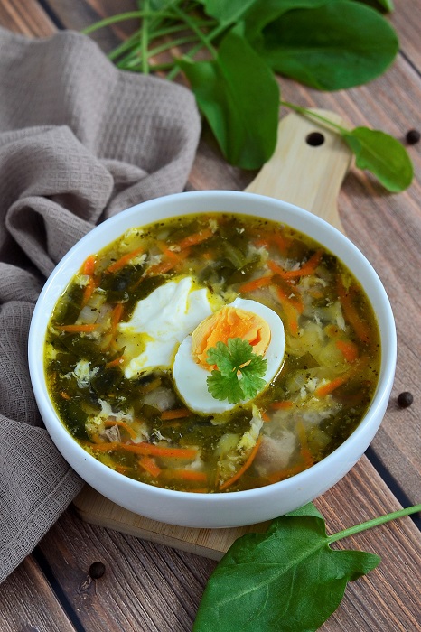 зеленый суп со щавелем и яйцом