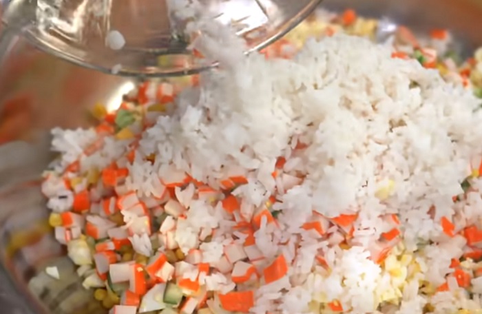 добавляем рис в салат