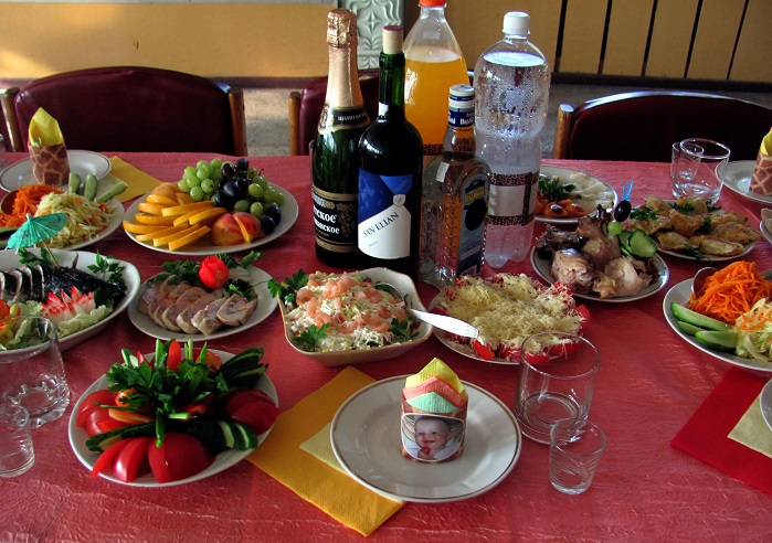 Как накрыть праздничный стол быстро и недорого — вкусные и простые блюда
