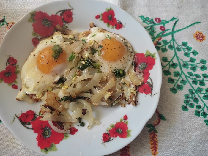 Яичница с луком на сковороде — самый простой завтрак