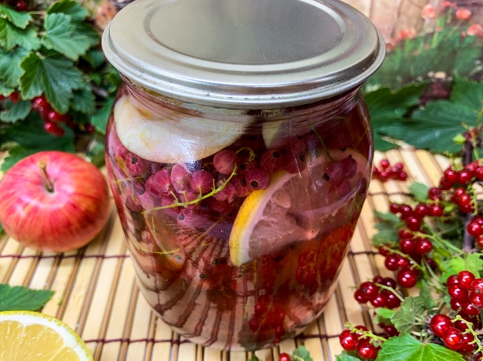 Как приготовить ароматный компот из яблок и красной смородины на зиму