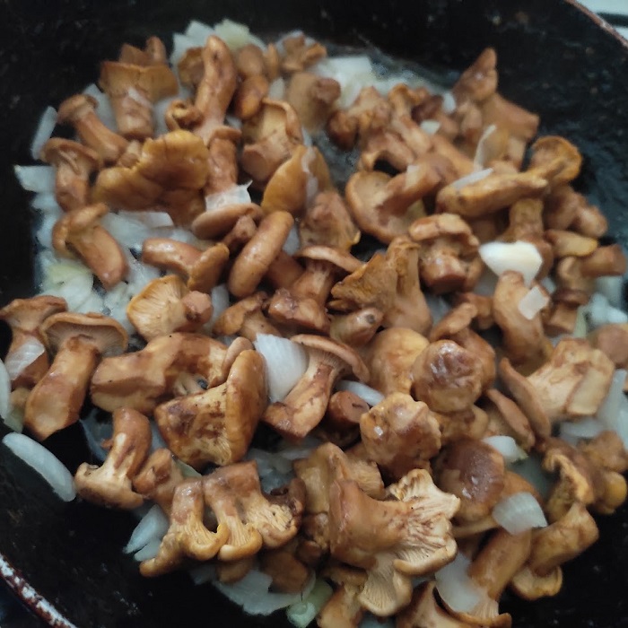 грибы с луком на сковородке