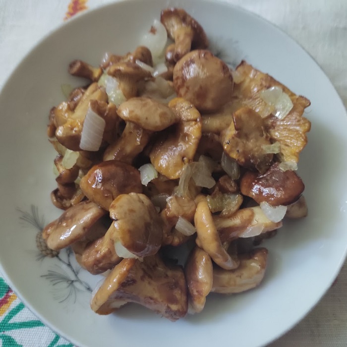 Лисички жаренные с луком на сковороде — простой рецепт