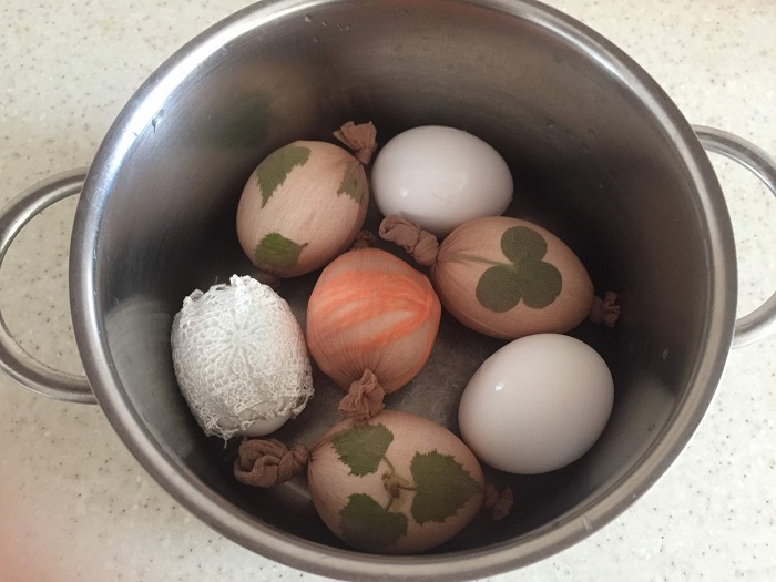 укладываем яйца в кастрюлю для окрашивания