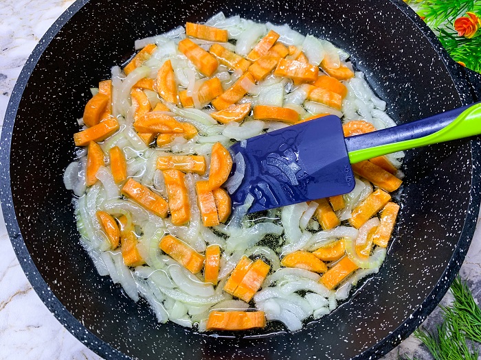 обжариваем лук и морковку