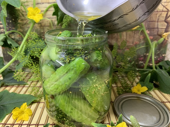 горчица в зёрнах для маринада огурцов. огурцы в банке магазинные. пряные огурцы на зиму (пикули). семена горчицы для консервирования огурцов. огурцы с горчичными зернами.