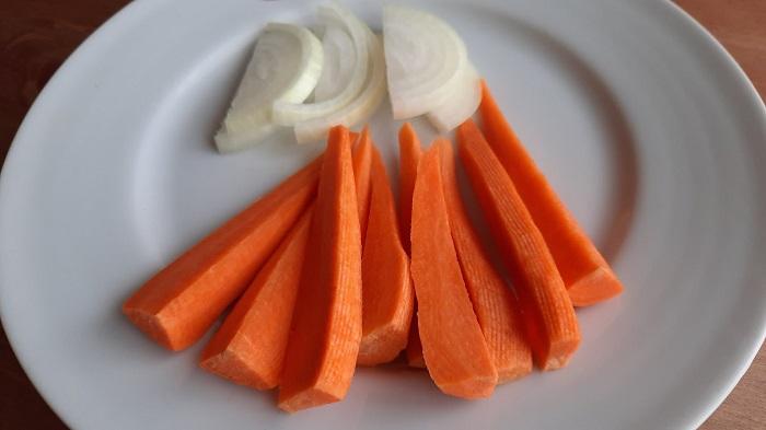 нарезаем морковь и лук