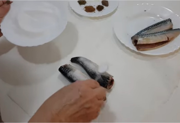 посыпаем рыбу солью