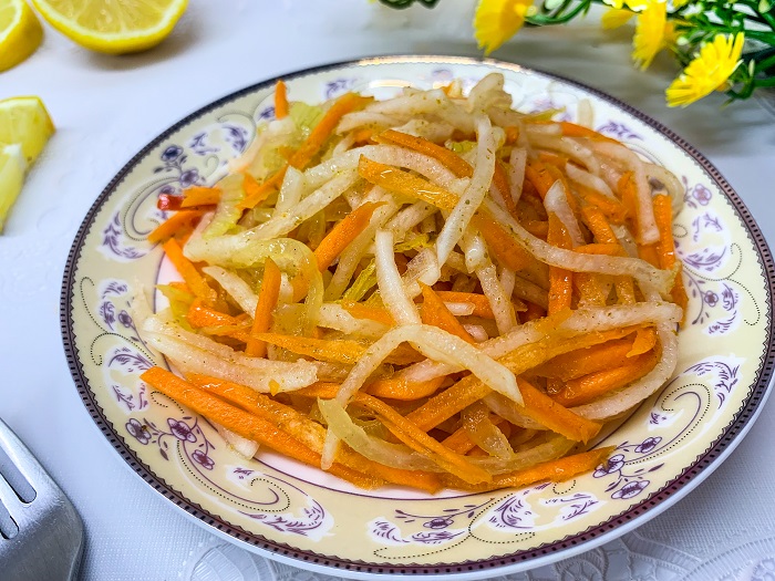 Диетический салат из моркови и белой редьки