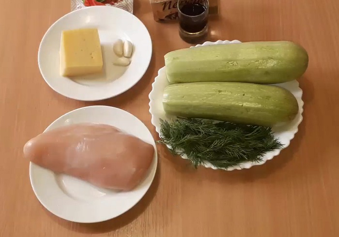 ингредиенты для запеченной куриной грудки с кабачками