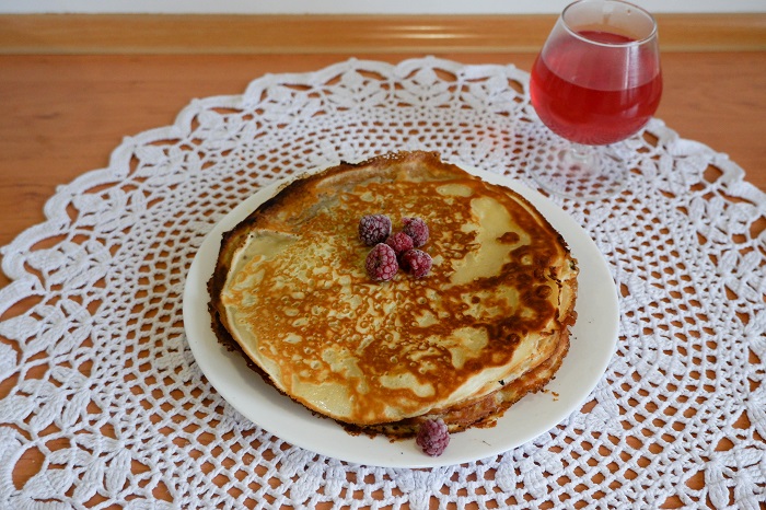 Блины на сливках 10 процентов рецепт. Блины из сливок. Рецепт блинов бабушкин рецепт. Как правильно держать блины на коленях. Сливочные блинчики.