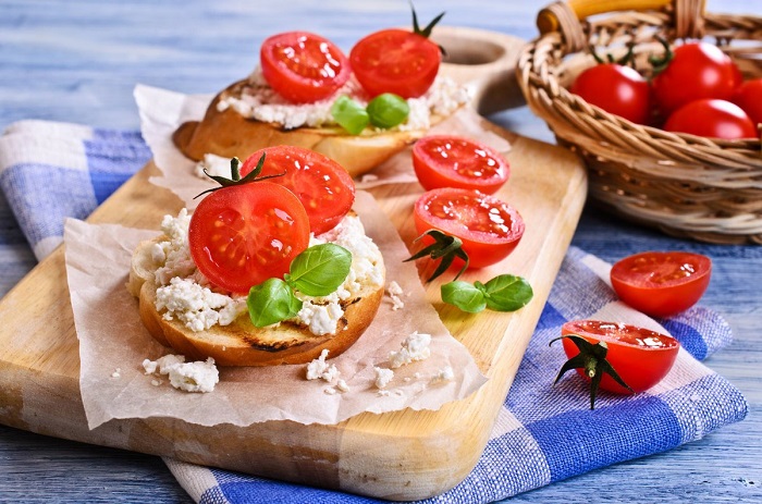 бутерброды с творожным сыром и помидорами