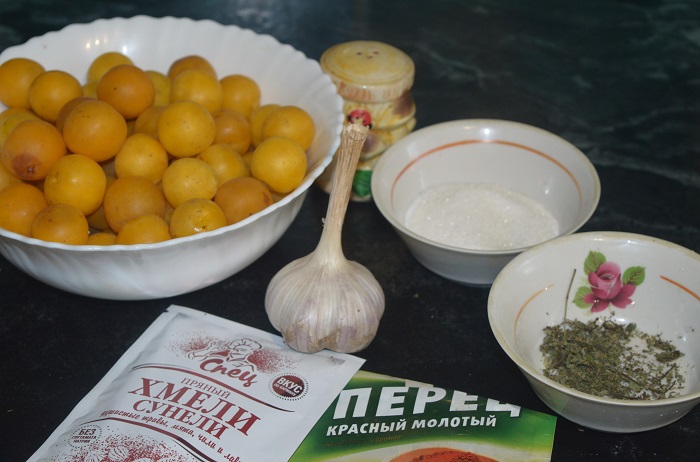 ингредиенты для приготовления соуса ткемали