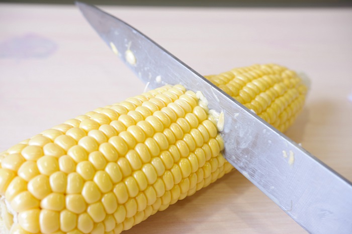 разрезаем кукурузу