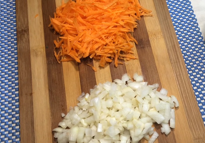 лук и морковь для приготовления баклажанной икры