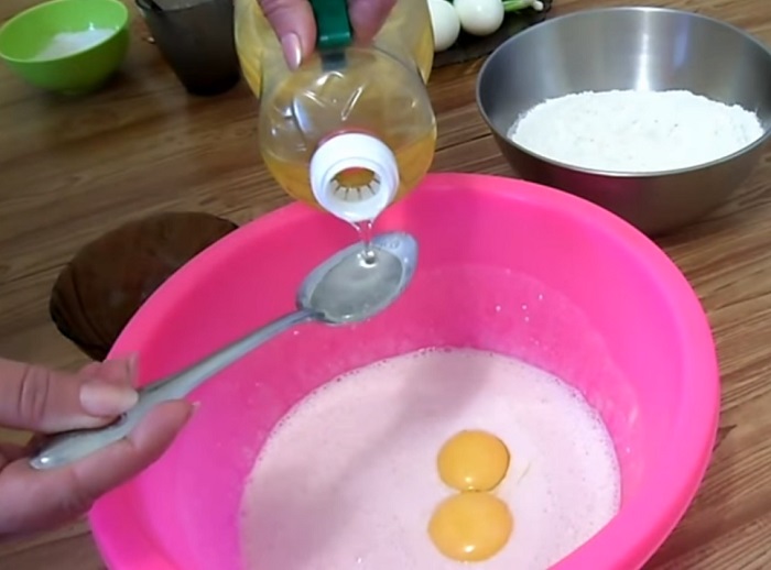 добавляем яйца в тесто