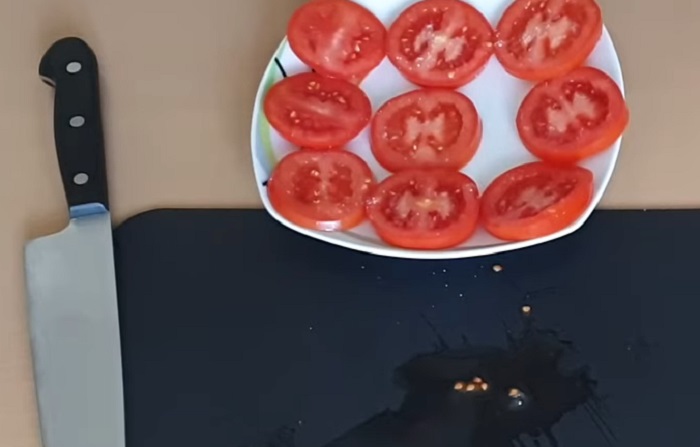 присаливаем помидоры