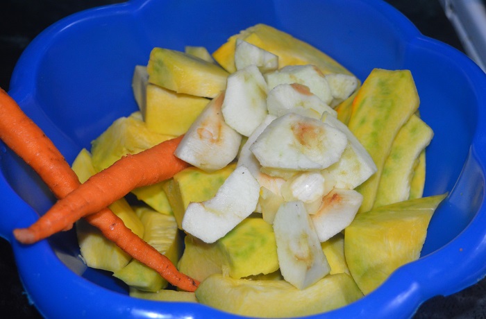 очищенные овощи и фрукты для сока