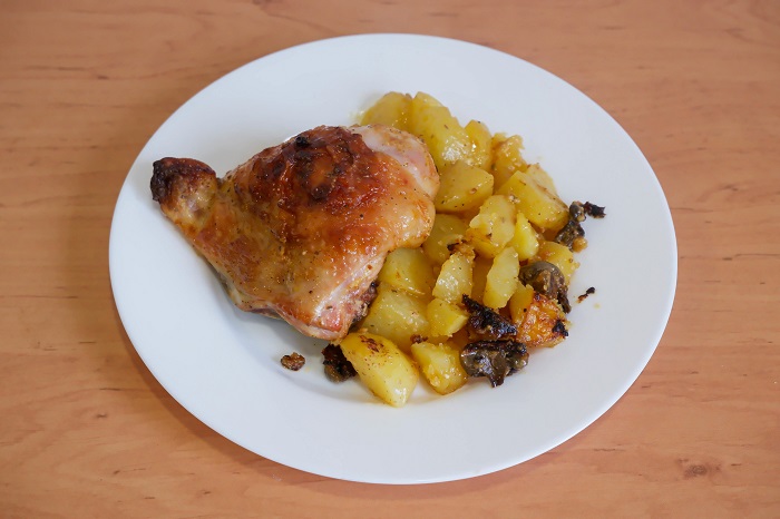 курица с картошкой и шампиньонами на тарелке