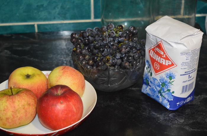 ингредиенты для компота из яблок и винограда