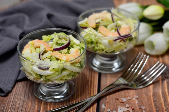 Праздничный салат с кальмарами и королевскими креветками — подача в креманках