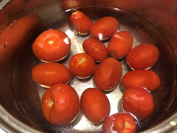 обдаем помидоры кипятком