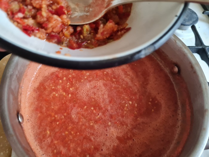добавляем перец в прокрученные помидоры