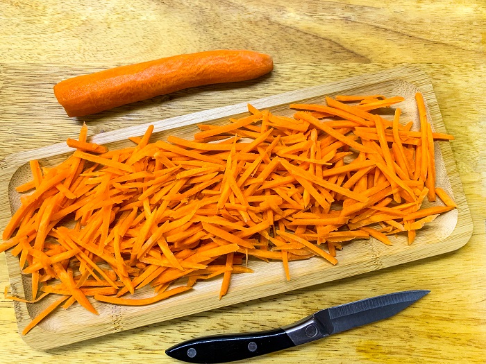 шинкуем морковь