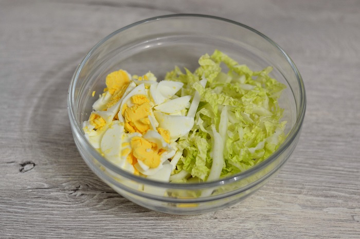 добавляем яйца в салат