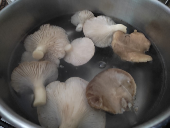 кидаем грибы в кипящую воду