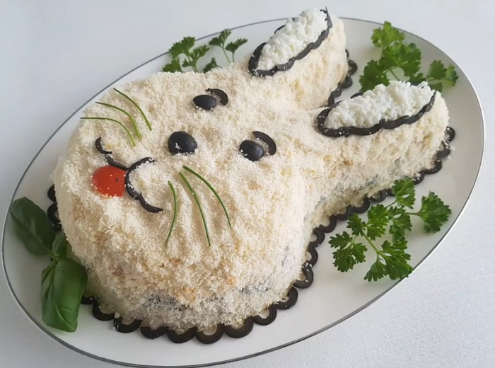новогодний салат в виде кролика