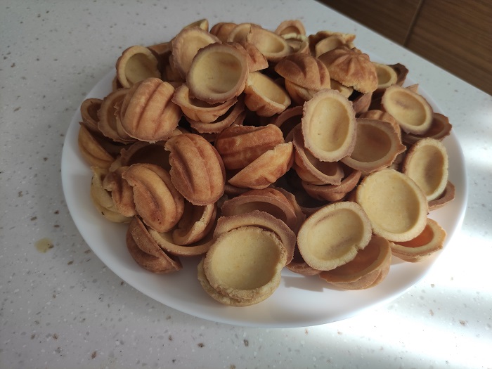 выпеченные половинки орешков