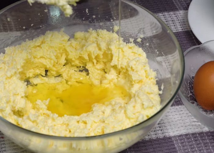добавляем яйца в тесто