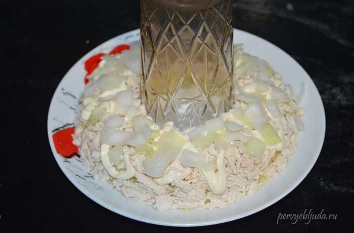 слой салата из маринованного лука