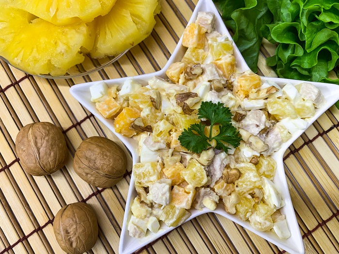 Нежный салат с отварной курицей, ананасом, яйцом и грецким орехом