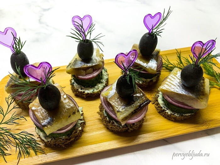 канапе с селедкой и синим луком