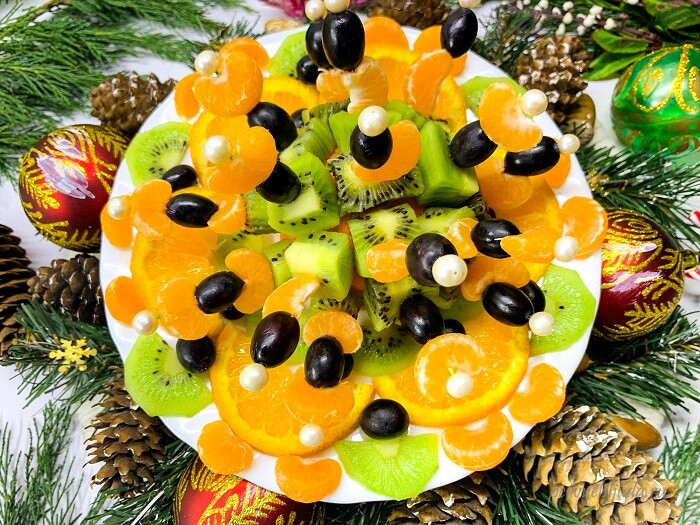 фруктовое канапе из мандарин, киви и винограда