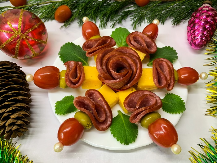 Праздничные канапе с черри, салями, сыром и оливками